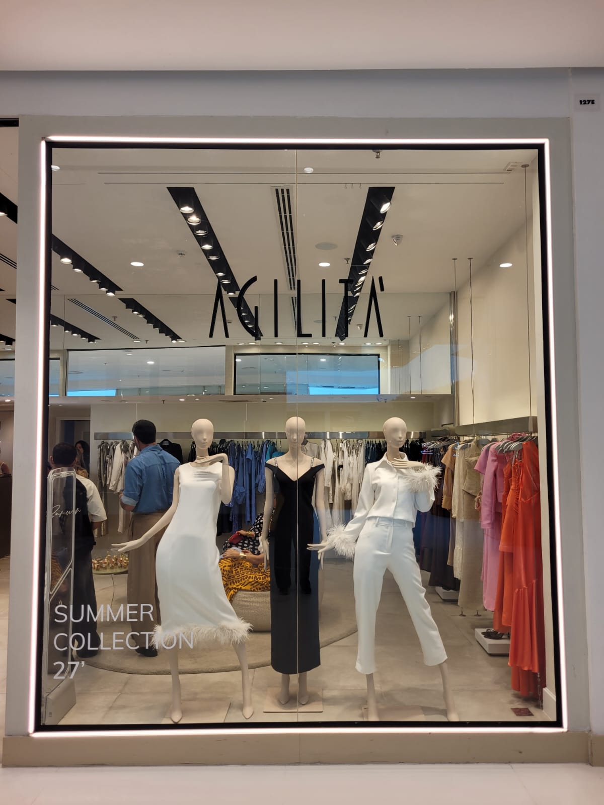 Composição dos manequins — vitrine direita BarraShopping